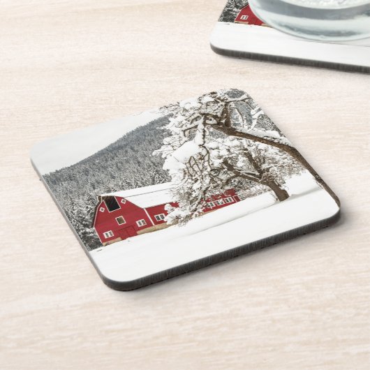 Frischer Schnee auf roter Scheune Untersetzer (Linke Seite)