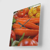 Frisches Gemüse ernten Quadratische Wanduhr (Winkel)