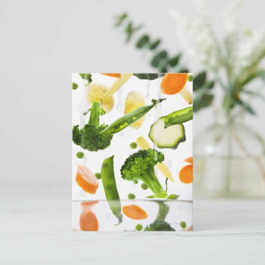 Frisches Gemüse mit Wasser, das in eine Schüssel f Postkarte (Stehend Vorderseite)