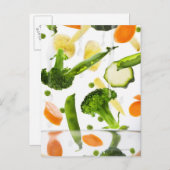 Frisches Gemüse mit Wasser, das in eine Schüssel f Postkarte (Vorne/Hinten)