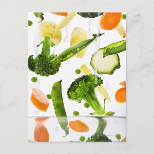 Frisches Gemüse mit Wasser, das in eine Schüssel f Postkarte (Vorderseite)