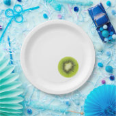 Frisches Kiwi. Runde Scheibe abgeschieden Pappteller (Party)