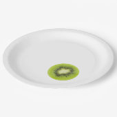 Frisches Kiwi. Runde Scheibe abgeschieden Pappteller (Schrägansicht)