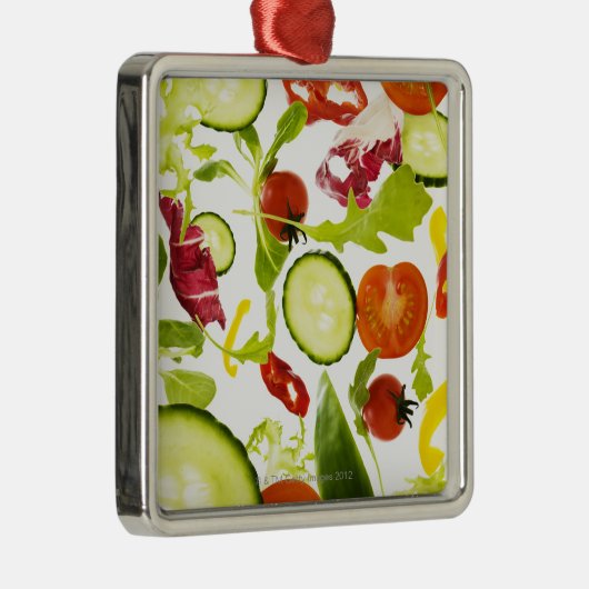 Frisches Mischsalatgemüse, das zur Kamera fällt Ornament Aus Metall (Rechts)