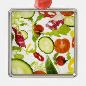 Frisches Mischsalatgemüse, das zur Kamera fällt Ornament Aus Metall (Vorne)