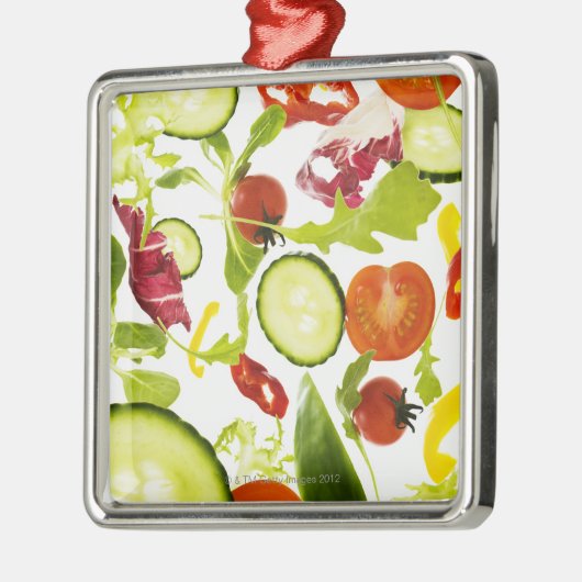 Frisches Mischsalatgemüse, das zur Kamera fällt Ornament Aus Metall (Links)