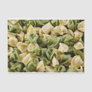 Frisches rohe Tortellini-Teigwaren Seidenpapier