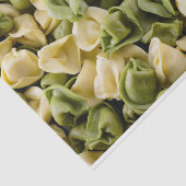 Frisches rohe Tortellini-Teigwaren Seidenpapier (Ausschnitt)