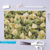 Frisches rohe Tortellini-Teigwaren Seidenpapier (Handwerk)
