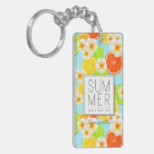 Frisches Sommerobst und exotische Plumeria-Blume Schlüsselanhänger (Vorderseite links)