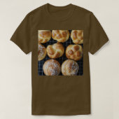 Frischgebackene Brioche aus Backofen T-Shirt (Design vorne)