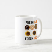 Frischgebackene frisch gebackene Donuts und Kaffee Kaffeetasse (VorderseiteRechts)