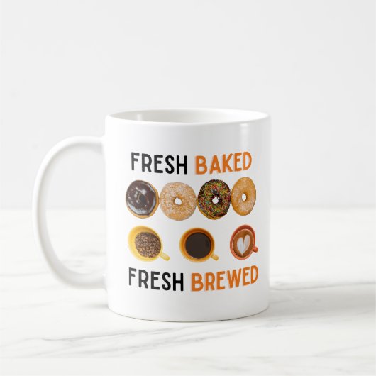 Frischgebackene frisch gebackene Donuts und Kaffee Kaffeetasse (Links)
