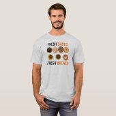 Frischgebackene frisch gebackene Donuts und Kaffee T-Shirt (Vorne ganz)