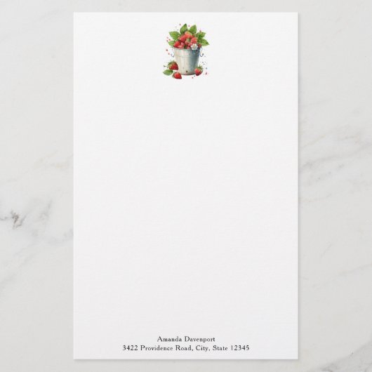 Frischgepflückte Erdbeeren in einem Eimer Briefpapier (Vorderseite)