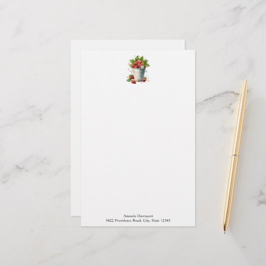 Frischgepflückte Erdbeeren in einem Eimer Briefpapier (Vorderseite/Rückseite Beispiel)