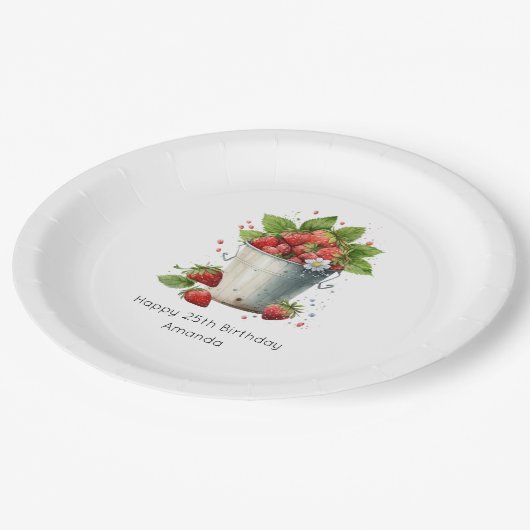 Frischgepflückte Erdbeeren in einem Eimer Geburtst Pappteller (Schrägansicht)