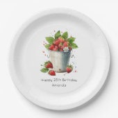 Frischgepflückte Erdbeeren in einem Eimer Geburtst Pappteller (Vorderseite)