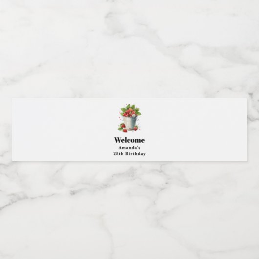 Frischgepflückte Erdbeeren in einem Eimer Geburtst Wasserflaschenetikett (Einzelnes Label)