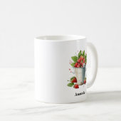 Frischgepflückte Erdbeeren in einem Eimer Kaffeetasse (VorderseiteRechts)