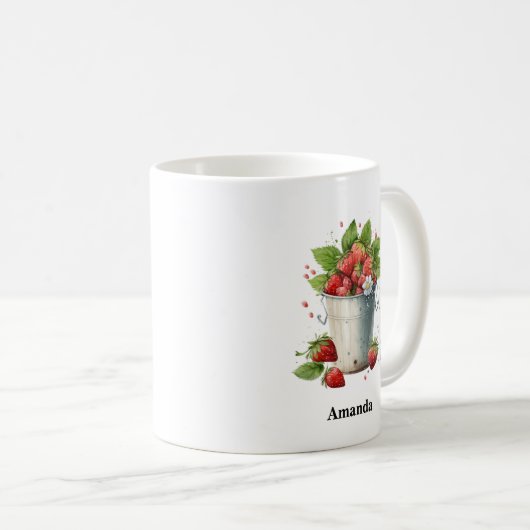 Frischgepflückte Erdbeeren in einem Eimer Kaffeetasse (VorderseiteRechts)
