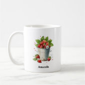 Frischgepflückte Erdbeeren in einem Eimer Kaffeetasse (Links)