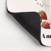 Frischgepflückte Erdbeeren in einem Eimer Mousepad (Ecke)