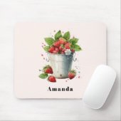 Frischgepflückte Erdbeeren in einem Eimer Mousepad (Mit Mouse)