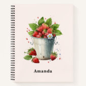 Frischgepflückte Erdbeeren in einem Eimer Notizblock (Vorderseite)