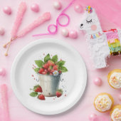 Frischgepflückte Erdbeeren in einem Eimer Pappteller (Party)