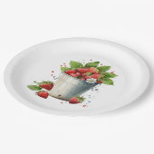 Frischgepflückte Erdbeeren in einem Eimer Pappteller (Schrägansicht)