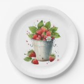 Frischgepflückte Erdbeeren in einem Eimer Pappteller (Vorderseite)