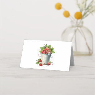 Frischgepflückte Erdbeeren in einem Eimer Platzkarte