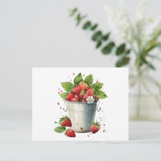 Frischgepflückte Erdbeeren in einem Eimer Postkarte (Stehend Vorderseite)