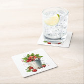 Frischgepflückte Erdbeeren in einem Eimer Rechteckiger Pappuntersetzer (Vor Ort)