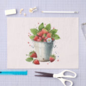 Frischgepflückte Erdbeeren in einem Eimer Seidenpapier (Handwerk)