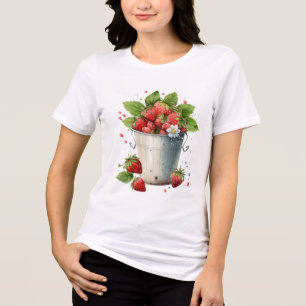 Frischgepflückte Erdbeeren in einem Eimer Tri-Blend Shirt