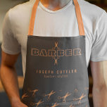 Frischkupfer-Schere Muster Frisbeshop grau Schürze<br><div class="desc">Personalisierte barber Stylist Schürze mit Imitaten Kupfer fett Typografie-Skript-Logo und mit dem Namen und Titel des Barbiers über dunkelgraue Schere gemusterten Hintergrund.          Perfect for a beruflich men men salon staff look.</div>