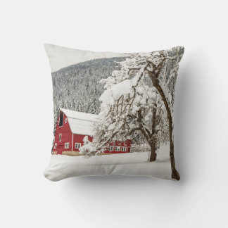 Frischschnee auf roter Scheune Kissen