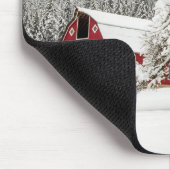 Frischschnee auf roter Scheune Mousepad (Ecke)