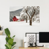 Frischschnee auf roter Scheune Poster (Heimbüro)