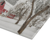 Frischschnee auf roter Scheune Schneidebrett (Ecke)