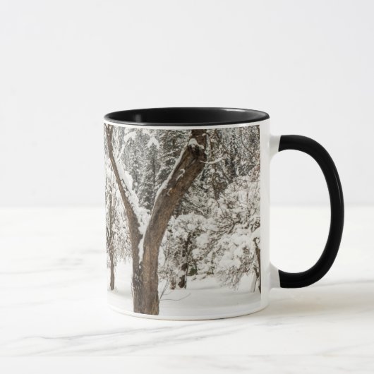 Frischschnee auf roter Scheune Tasse (Rechts)