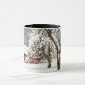 Frischschnee auf roter Scheune Tasse (Zentrum)