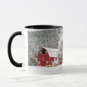Frischschnee auf roter Scheune Tasse (Links)