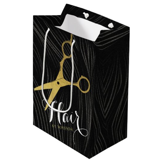 Friseursalon Fairstylist Moderne Black Gold Schere Mittlere Geschenktüte (Vorderseite Schrägansicht)