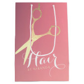Friseursalon Makeup Salon Moderne rosa Goldschere Mittlere Geschenktüte (Rückseite)