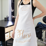 Friseursalon-Mitarbeiter personalisiert, weiß und  Schürze<br><div class="desc">Trendy moderne glamouröse elegante Salon und Friseur / Friseur-Namen Schürze mit trendiger schicke Typografie in weiß und Imitat metallische Kupfergold mit Schere und ein wenig Herz. Geeignet für Friseursalon, Schönheitssalon, Friseur, beruflichen Friseur. Perfect choice for an elegante, anspruchsvolle berufliche Optik. Bitte beachten Sie, dass die Hintergrundfarbe geändert werden kann. Wenn...</div>