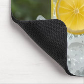 Frishe gekühlte Zitrone in einer Flasche Mousepad (Ecke)