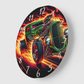 Frisierte Auto, das bei Sonnenuntergang durch Flam Große Wanduhr (Winkel)